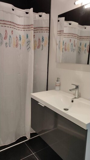 Chuveiro, papel higiênico