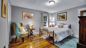 5 bedrooms, desk, WiFi, bed sheets