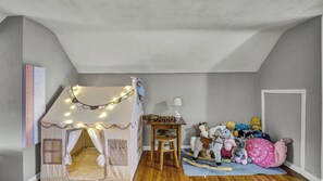 5 bedrooms, desk, WiFi, bed sheets