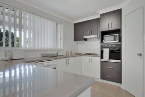 Microondas, horno, placa de cocina, lavavajillas