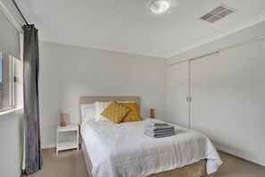 3 bedrooms, iron/ironing board, WiFi, bed sheets