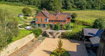 Incredible Countryside Getaway with Tennis Court!