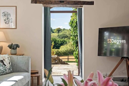 Incredible Countryside Getaway with Tennis Court!