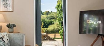 Incredible Countryside Getaway with Tennis Court!