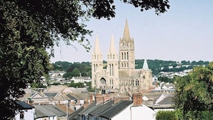 A cathedral with three spires, surrounded by residential buildings. - Room-orchard Manor, Fore Street, Nr Trur (Truro)