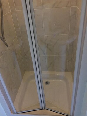 Chambre, 1 chambre, balcon, vue jardin | Salle de bain