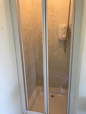 Habitación, 1 habitación, balcón, vista al jardín | Baño