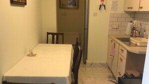 Room, 1 Bedroom, Smoking, Balcony | Tempat makan