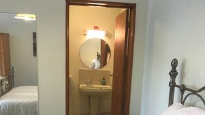Room, 1 Bedroom, Smoking, Balcony | Bilik Mandi