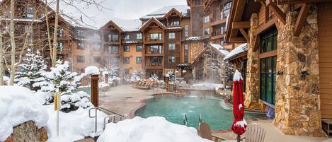 Una piscina cubierta, una piscina climatizada