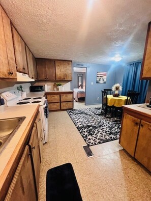 ثلاجة، ميكروويف، فرن، موقد طهي مسطح