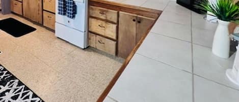 冷蔵庫、電子レンジ、オーブン、コンロ