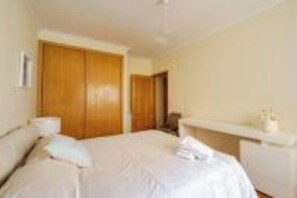 3 quartos, ferros/tábuas de passar roupa, Wi-Fi, roupa de cama