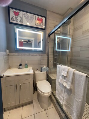 Artículos de tocador gratuitos, secador de pelo, toallas, jabón