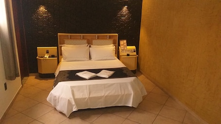 Escritorio, espacio para trabajar con laptop y wifi gratis