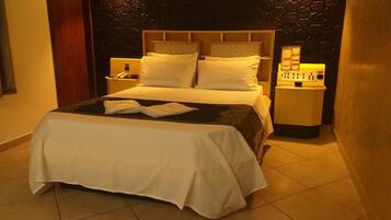 Luxe tweepersoonskamer | Een bureau, een laptopwerkplek, gratis wifi