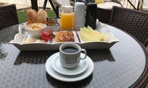 Desayuno completo gratuito y diario