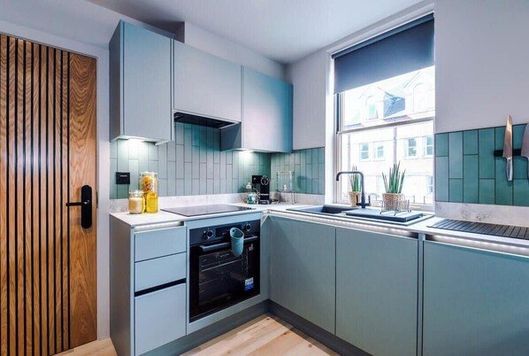 Kühlschrank, Mikrowelle, Ofen, Herdplatte