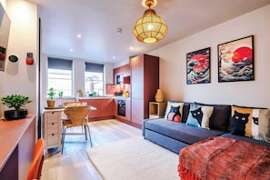 Een modern appartement met keuken, eethoek en woonkamer.