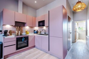 Een koelkast, een microgolfoven, een oven, een kookplaat