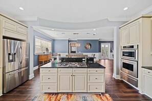 電子レンジ、オーブン、コンロ、食器洗い機