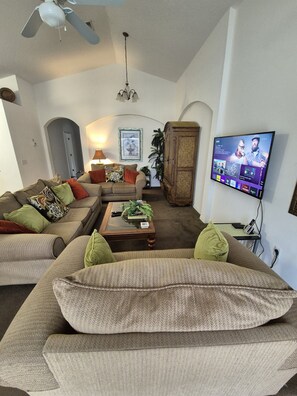 Smart-TV, bøker og stereoanlegg