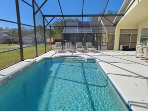 Utendørsbasseng og et oppvarmet basseng