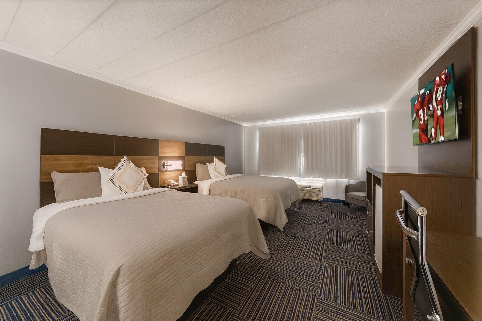 2 Budget Cape Cod Rooms  Relaxed Setting Close To The Beach & Local Attractions - Falmouth, MA