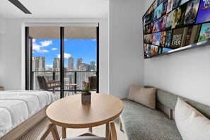 Studiosvit Deluxe - utsikt mot staden | Sängtillbehör av högsta kvalitet och mörkläggningsgardiner