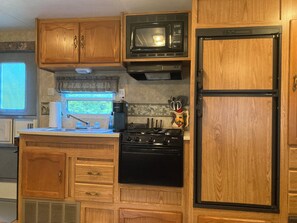 冷蔵庫、オーブン、コンロ、コーヒー / ティーメーカー