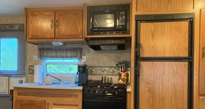 Cozy RV, New River and hiking trails nearby. Peaceful and quiet deer visits freq