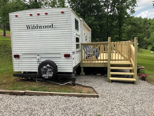 Cozy RV, New River and hiking trails nearby. Peaceful and quiet deer visits freq