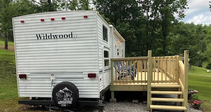 Cozy RV, New River and hiking trails nearby. Peaceful and quiet deer visits freq