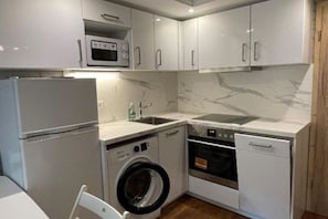 Geladeira, micro-ondas, fogão, cooktop