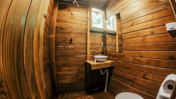 Shower, handuk, sabun, dan sampo