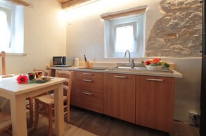 Cabaña, balcón, vista a la montaña | Cocina privada | Refrigerador con congelador, microondas, parrilla de estufa y periquera 