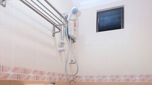 تجهيزات دش، دُش غزير، مستلزمات مجانية للعناية الشخصية، مراحيض شطف