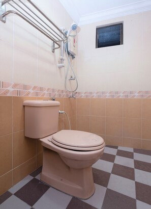 Shower, rainfall showerhead, free toiletries, bidet