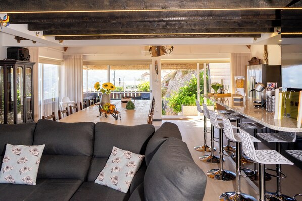 Dining - Luxurious Retreat with shared Pool & Jacuzzi in the Heart of Douro (Santa Cruz do Douro)