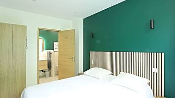 Een bureau, een strijkplank/strijkijzer, wifi, beddengoed