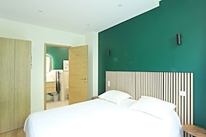 Een bureau, een strijkplank/strijkijzer, wifi, beddengoed