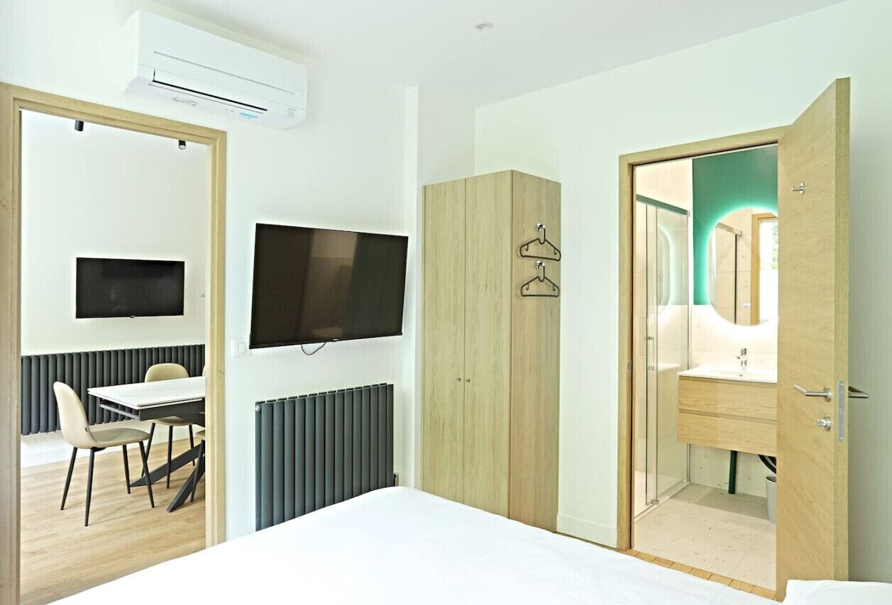 3 bedrooms, desk, iron/ironing board, WiFi