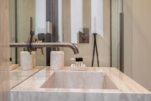 Haartrockner, Bidet, Handtücher, Seife