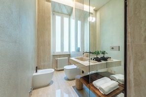 SĂšche-cheveux, bidet, serviettes fournies, savon