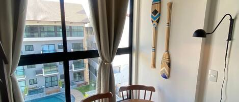 Deluxe Duplex, Pool View | Living area