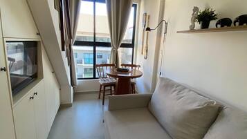 Deluxe Duplex, Pool View | Living area