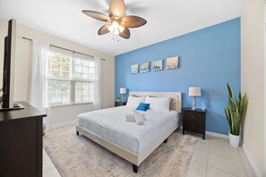 5 soverom, skrivebord, strykejern/-brett og reiseseng for barn