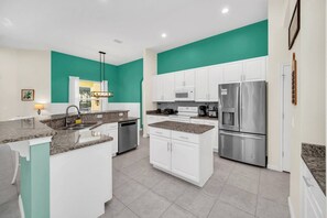 Kylskåp, mikrovågsugn, ugn och spishäll