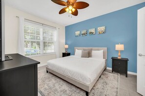 5 habitaciones, escritorio y tabla de planchar con plancha