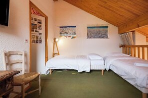 3 bedrooms, iron/ironing board, bed sheets